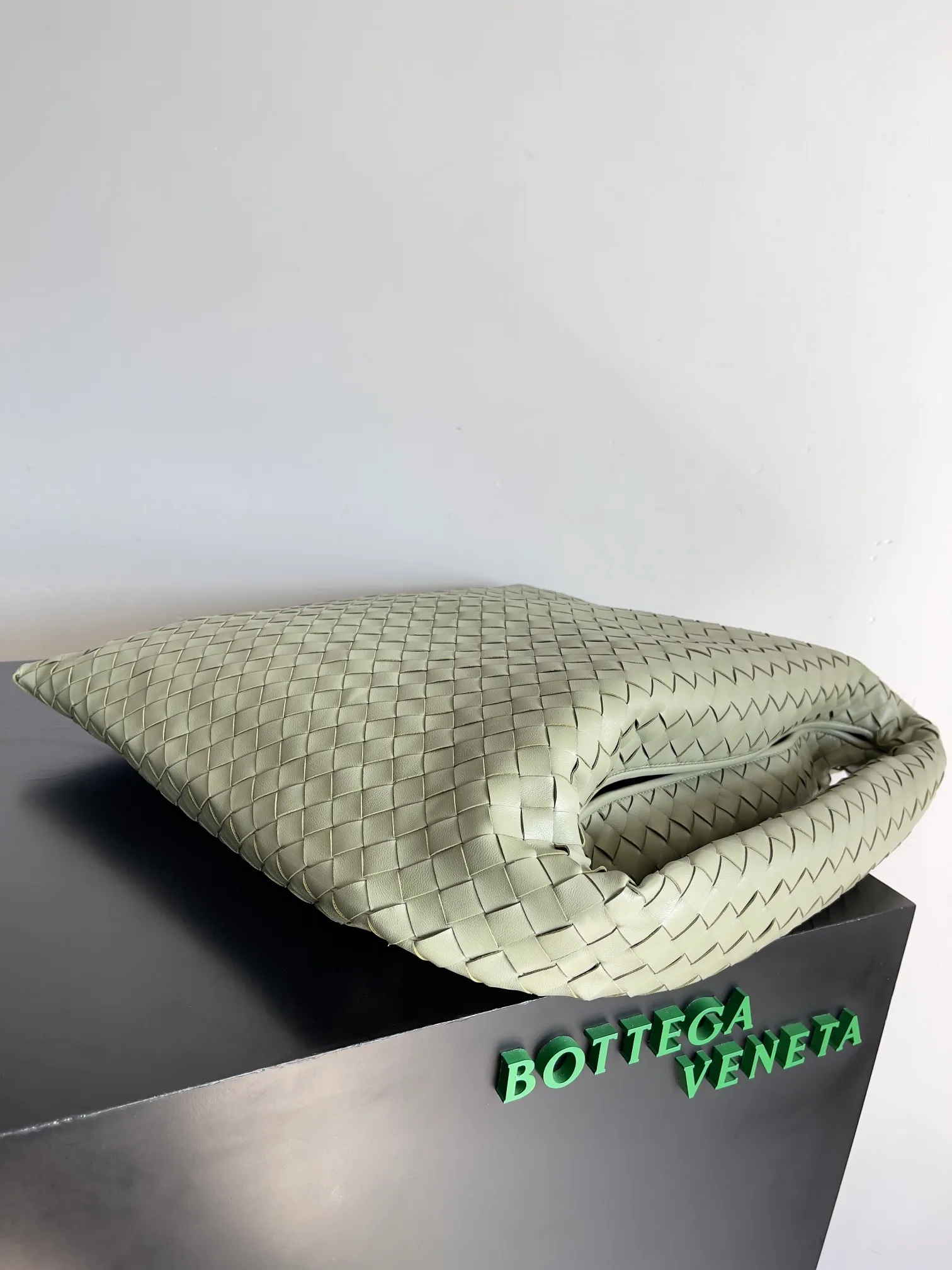 Batch 2160 Recently, I seem to be obsessed with this bag from BV~ The new Hop is really not too beautiful. The whole bag has no seams. The bag body and handles are made of one piece of leather. It embodies the style and essence of Bottega Veneta. It truly represents craftsmanship and creativity. The large size has a very loose and lazy upper body. Big bag lovers will definitely not regret buying it. Style number: 763970 Size: 53*24*13